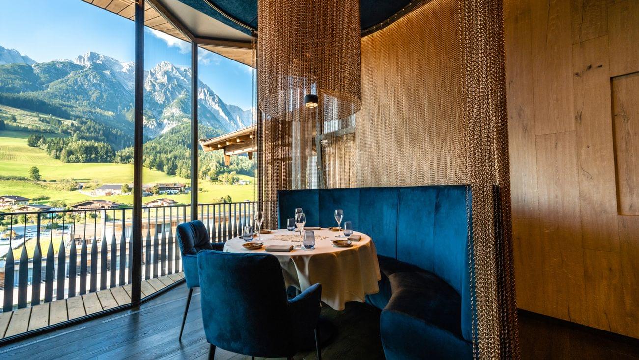 Tisch mit Ausblick im "dahoam"